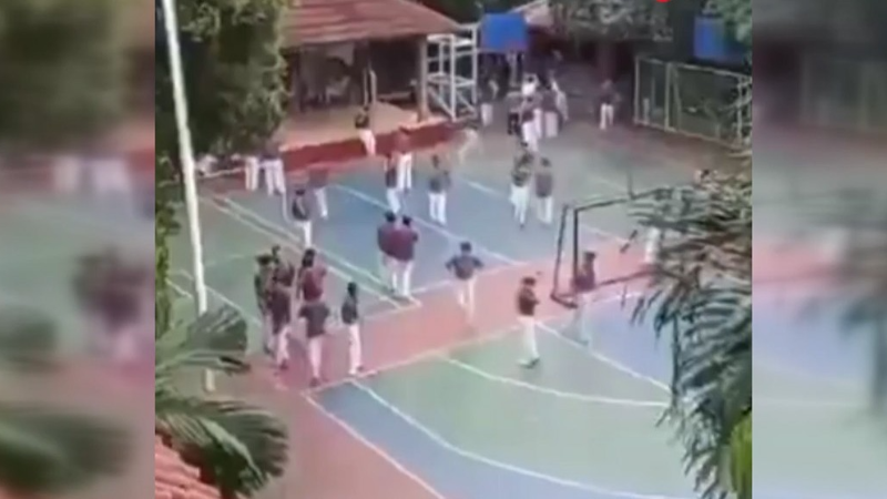 Endonezya'da camide cuma namazı sırasında patlama