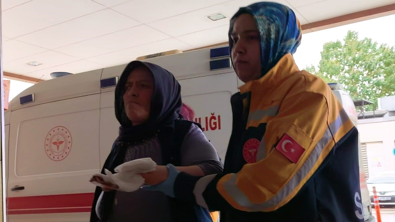 Elleri merdaneli ütüye sıkışan kadın yaralandı