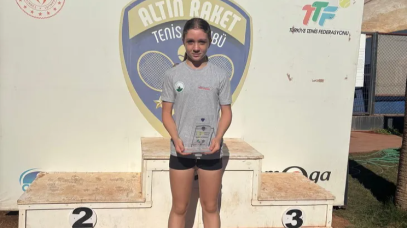 Osmangazili raket şampiyonluk kürsüsüne oturdu