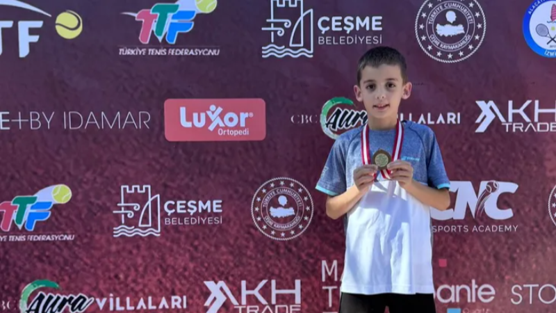 Bursa Büyükşehir Belediyesporlu tenisçilerden 2 şampiyonluk