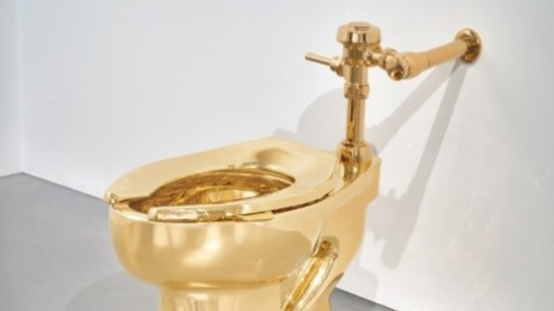 ABD'de 18 ayar altın tuvalet 12.1 milyon dolara satıldı
