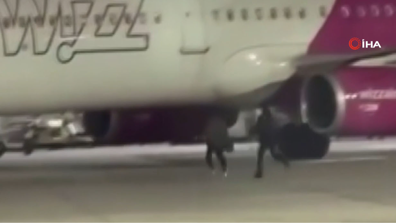 Almanya’da uçak kaçıran iki yolcu,acil çıkış camını kırarak, piste daldı