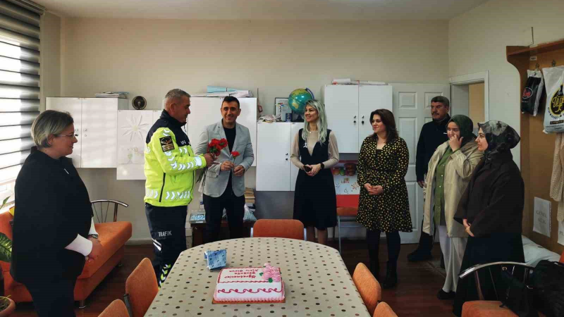 Karacabey’de jandarmadan Öğretmenler Günü’nde anlamlı ziyaret