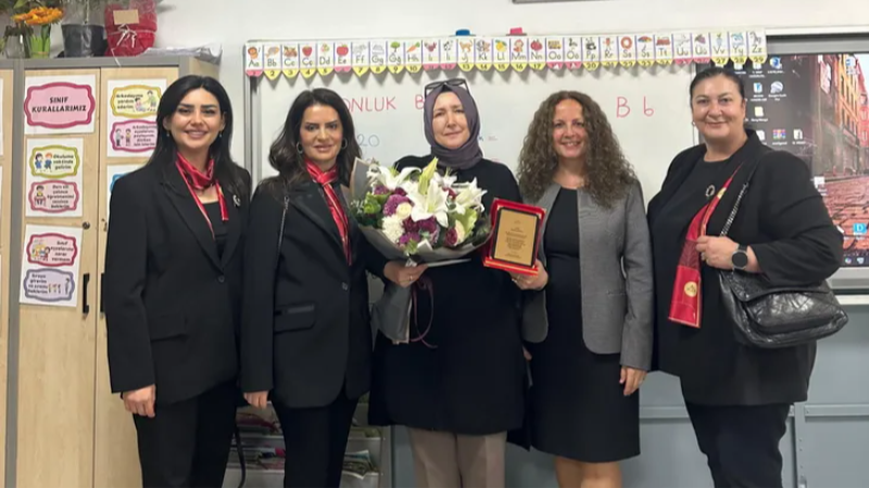 YASAV’dan “Yılın Öğretmeni” ödülü Nurten Kaya’ya