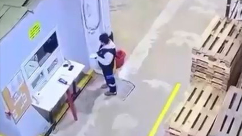 Paletlerin altında kalmaktan son anda kurtuldu