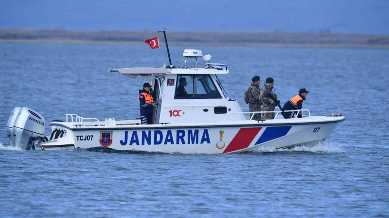 Yüzmek için göle girdi sahil güvenlik engel oldu