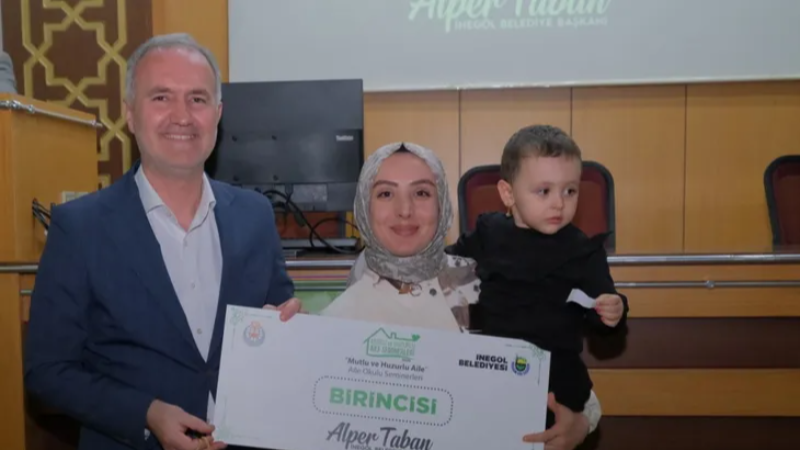 İnegöl Aile Okulu'nda ödüller sahiplerini buldu