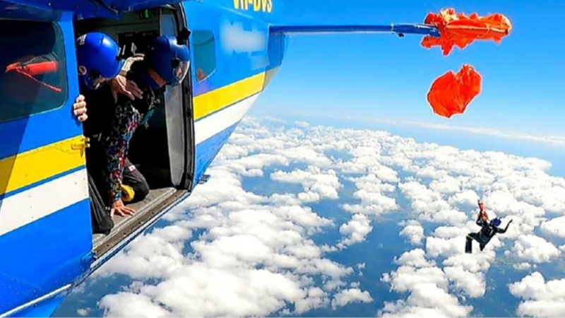 Avustralya’da paraşütçü 4 bin 600 metrede uçağa takılı kaldı