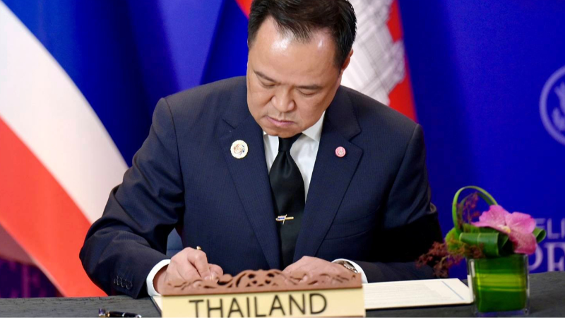 Tayland Başbakanı parlamentoyu feshetti