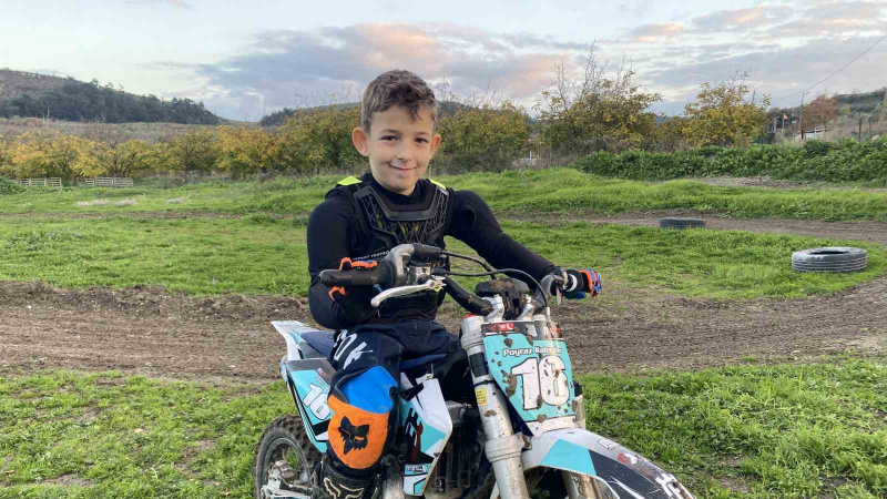 Minik motokrosçu Poyraz Kalender sezonu şampiyonlukla tamamladı