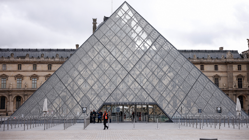 Louvre Müzesi çalışanları greve gitti, müze açılmadı