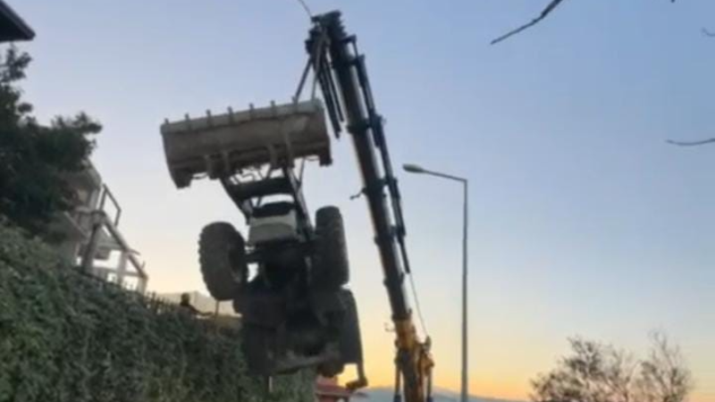 Mudanya’da kepçenin vinçten düştüğü anlar kameraya yansıdı