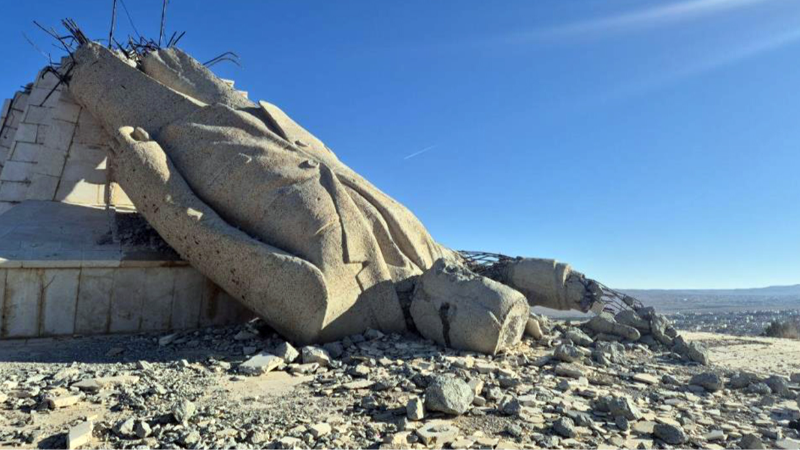 Suriye’de halkın yıktığı Hafız Esad’ın dev heykelinden geriye enkazı kaldı