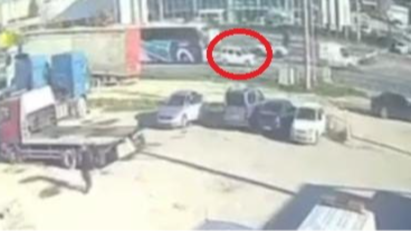 Yolcu otobüsü otomobili metrelerce savurdu