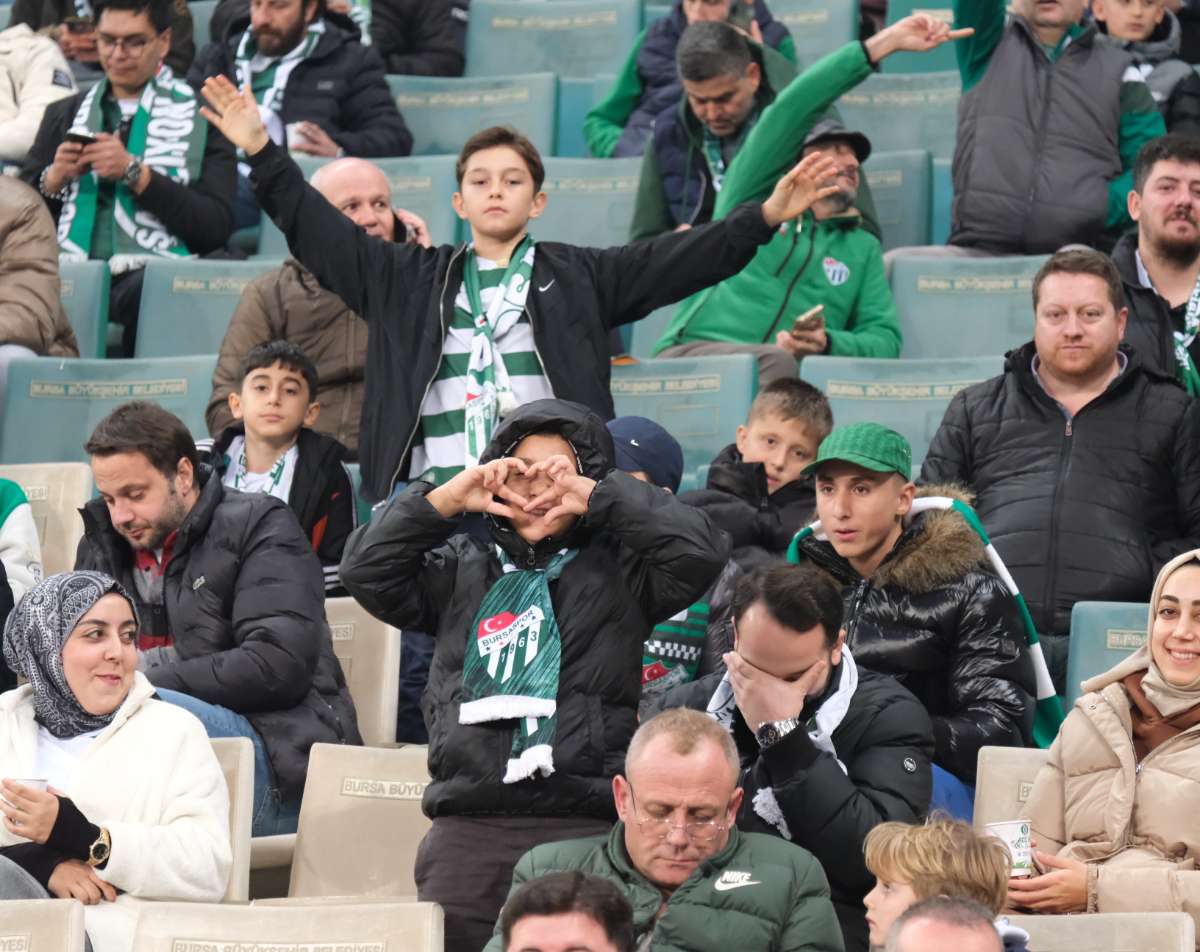 (FOTO GALERİ)Bursaspor-Aliağa FK maçından taraftar fotoğrafları