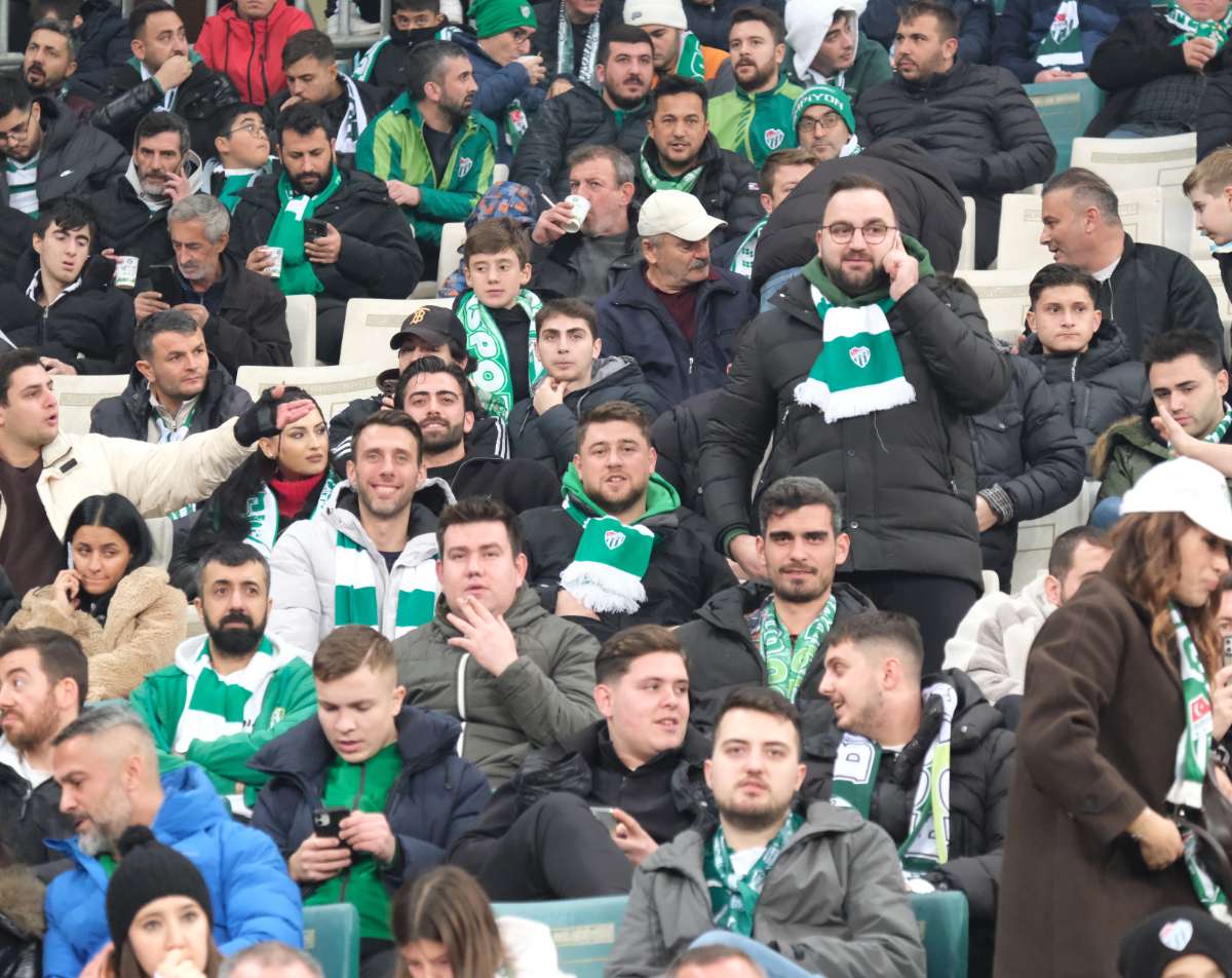 (FOTO GALERİ)Bursaspor-Aliağa FK maçından taraftar fotoğrafları