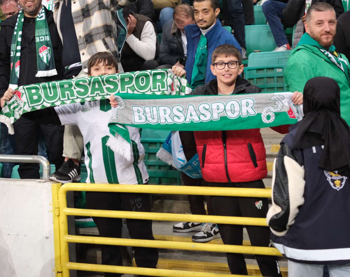(FOTO GALERİ)Bursaspor-Aliağa FK maçından taraftar fotoğrafları