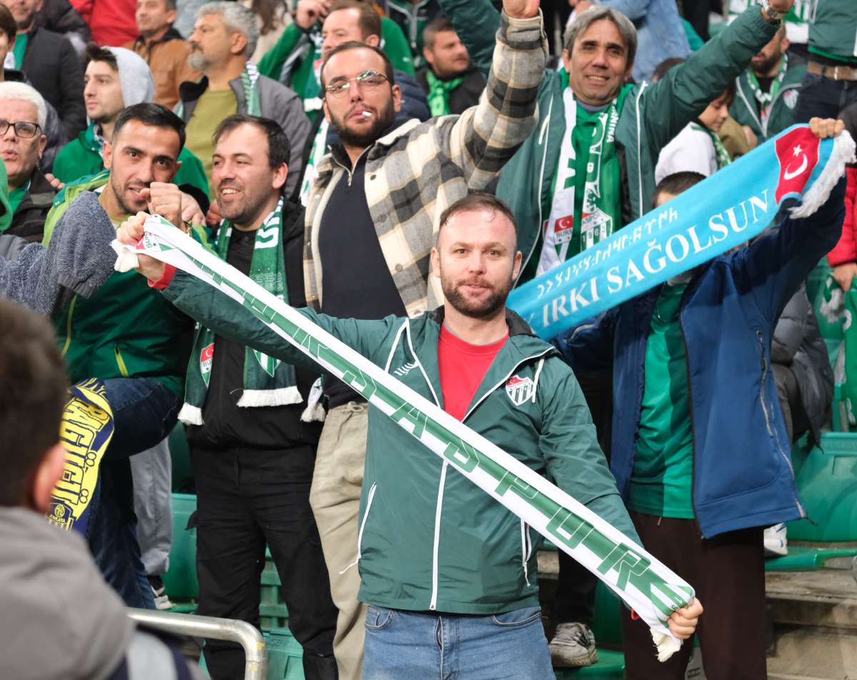(FOTO GALERİ)Bursaspor-Aliağa FK maçından taraftar fotoğrafları