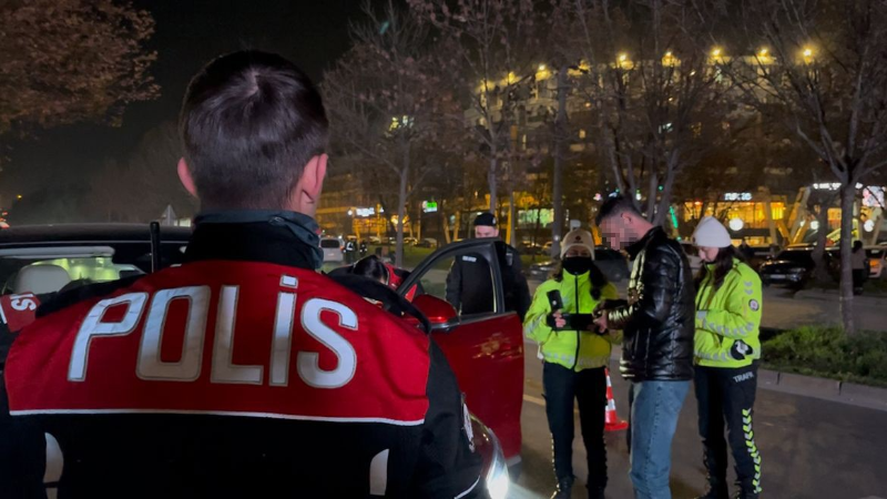 Yılbaşı öncesi polis uygulamasında çok sayıda şüpheli yakalandı