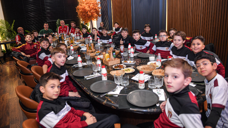 İnegöl U11 takımı bir yaş büyüklere karşı şampiyon oldu