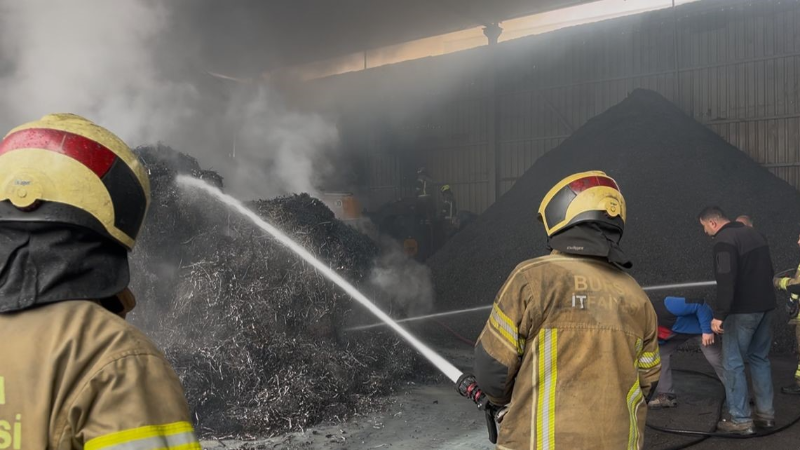 Metal geri dönüşüm fabrikasında yangın paniği