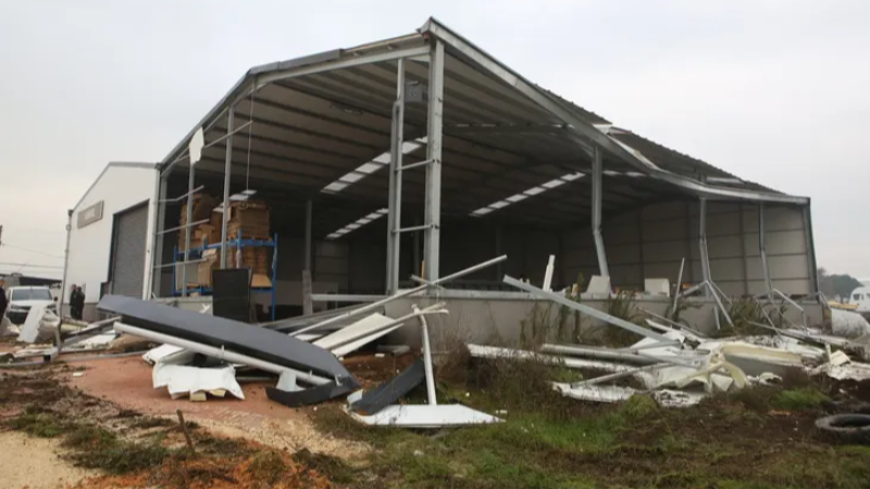 Nilüfer’de iki kaçak yapı daha yıkıldı