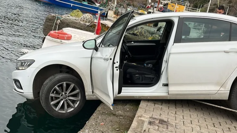 Mudanya Tirilye'de araç denize düşmekten son anda kurtarıldı!