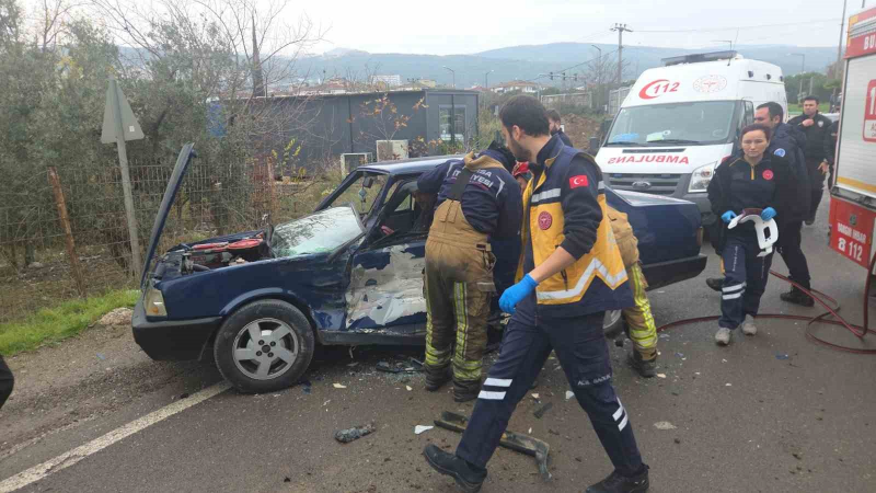 Kamyonet ters yönden gelen otomobile çarptı