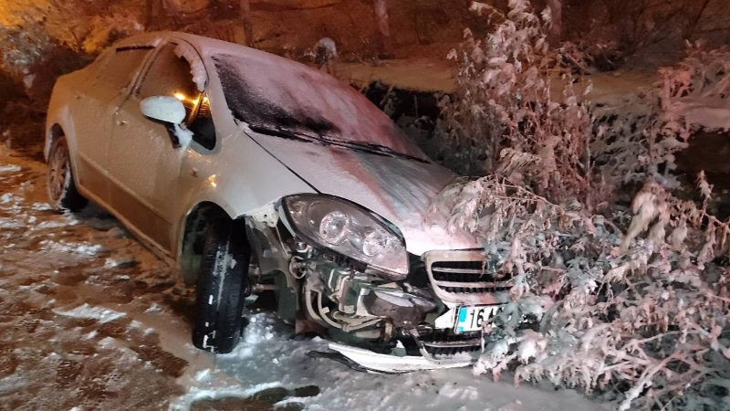 Kaygan zeminde kontrolü kaybedip kazaya neden oldu